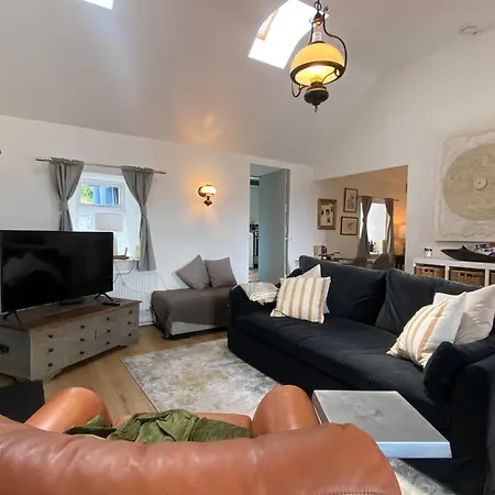 Oranuisce Thatch Semesterbostad *